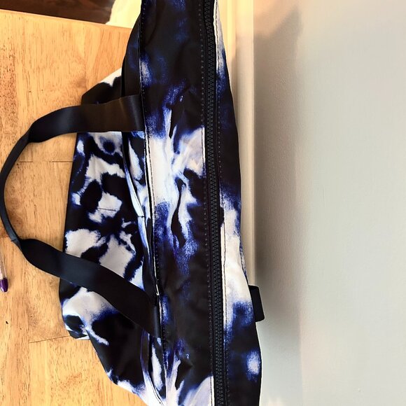 Baggalini Tote Bag with Luggage Sleeve - Blue Tie Dye - Unique Colorway Pattern! - Picture 3 of 4